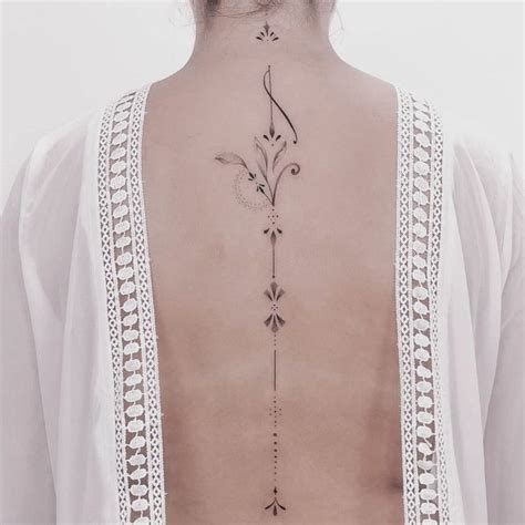 tatouage femme colonne vertébrale|Tatouage colonne vertébrale femme : 30 des plus。